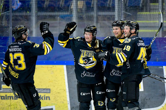 Panterns Martin Janolhs jublar med lagkamrater