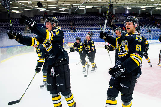 Panterns Jesper Mångs och Martin Janolhs jublar