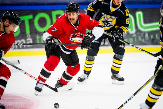 Malmö Redhawks Nils Andersson i kamp om pucken