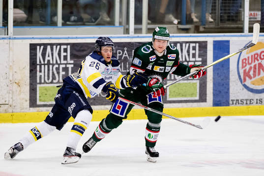 s Erik Brännström i kamp om pucken med Frölundas Carl