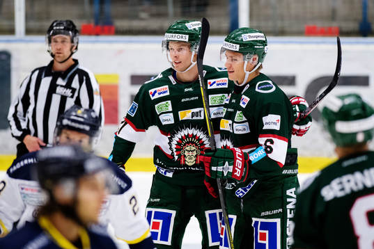 Frölundas Christoffer Ehn jublar med målskytten till 2-1-