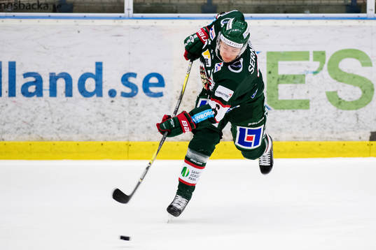 Frölundas Kristoffer Gunnarsson skjuter skottet som