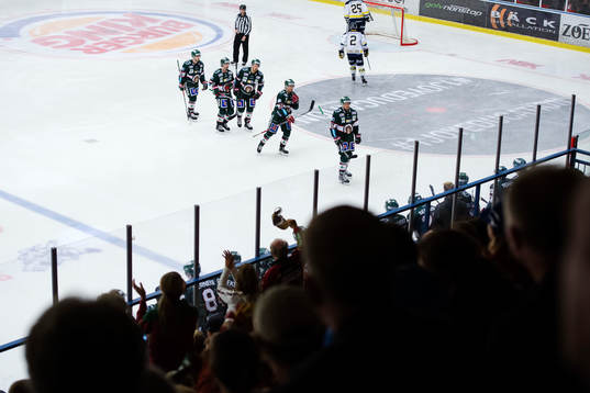 Frölundas spelare jublar