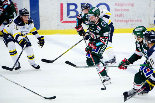 s Lawrence Pilut och Anton Bengtsson försvarar mot