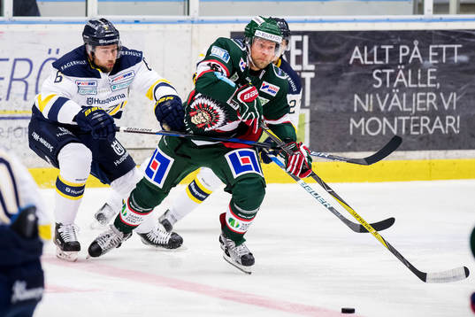 s Christoffer Persson jagar Frölundas Sean Bergenheim