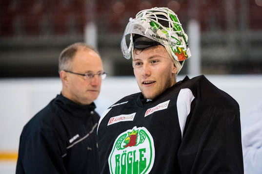 Rögles målvakt Emil Kruse och i bakgrunden tränare