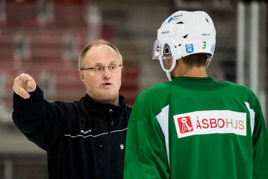 Rögles tränare Anders Eldebrink i samtal med Almen Bibic