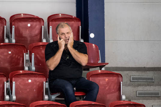 Rögles sportchef Anders "Masken" Carlsson pratar i telefon