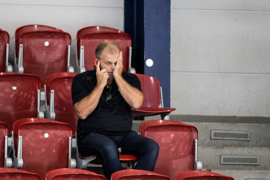 Rögles sportchef Anders "Masken" Carlsson pratar i telefon