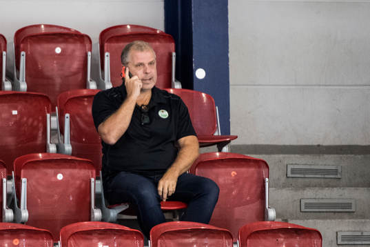 Rögles sportchef Anders "Masken" Carlsson pratar i telefon