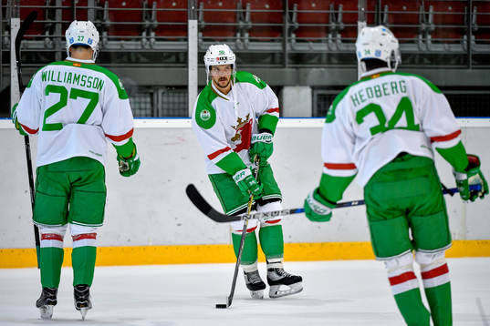 Rögles Juhamatti Aaltonen värmer upp