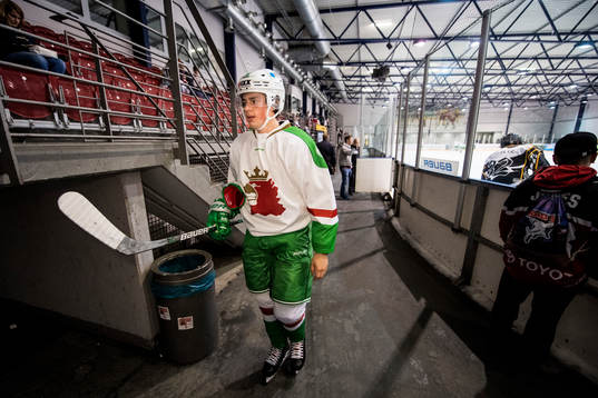 Rögles Filip Karlsson lämnar isen