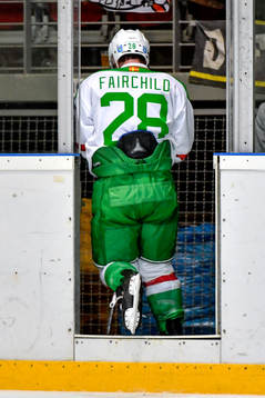 Rögles Cade Fairchild lämnar isen med skadad hand