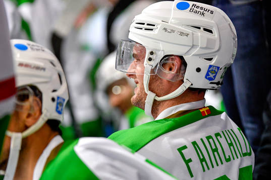 Rögles Cade Fairchild grinar illa i båset