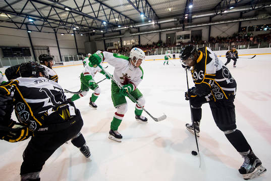 Rögles Filip Karlsson mot Luganos Luca Fazzini och