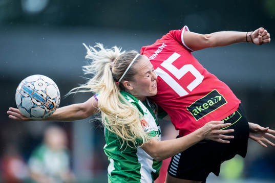 LB07s Mia Persson i nickduell med en av Hammarbys försvars