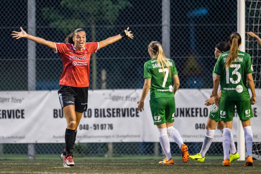 LB07s Anna Welin jublar och Hammarbys Catrhine Dahlström