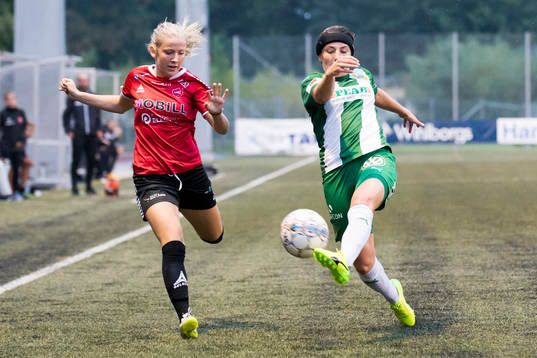 Hammarbys Helén Eke rensar framför LB07s Medeleine