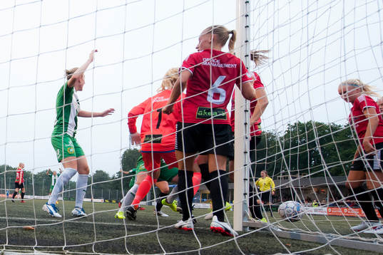 Hammarbys Murielle Tiernan jtrycker in 0-1 målet
