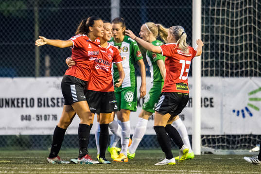 LB07s Anna Welin jublar och Hammarbys Catrhine Dahlström