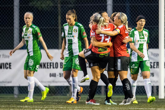 LB07s Anna Welin jublar och Hammarbys spelare deppar i