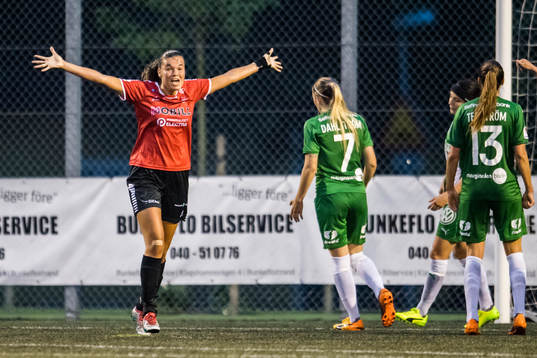 LB07s Anna Welin jublar och Hammarbys Catrhine Dahlström