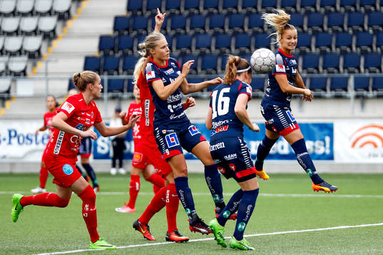 Linköpings Nicoline Sörensen nickar in 1-0