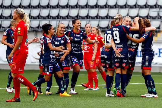 Linköpings li16+jublar med lagkamrater