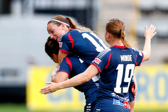 Linköpings Marija Banusic gratuleras av Kosovare Asllani