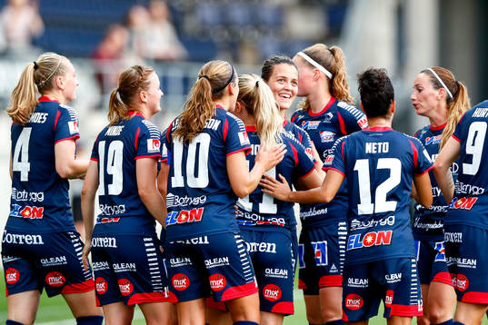 Linköpings Marija Banusic jublar med lagkamrater
