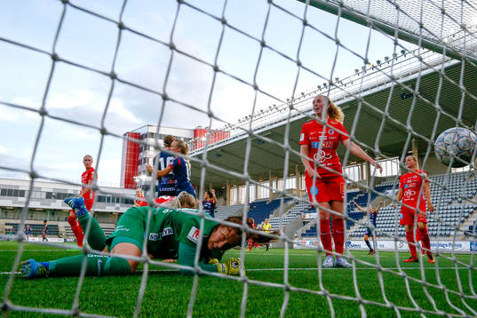 Örebros målvakt Carola Söberg ser bollen gå i nät