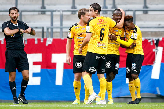 Frejs Nsima Peter jublar med lagkamrater
