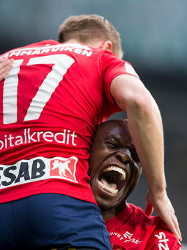 Örgrytes Emil Skogh jublar ihop med Hakeem Araba