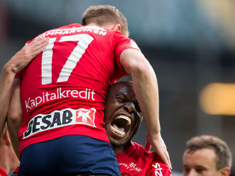 Örgrytes Emil Skogh jublar ihop med Hakeem Araba