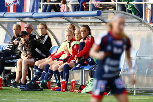 Linköpings spelarbänk ser Kosovare Asllani i spel