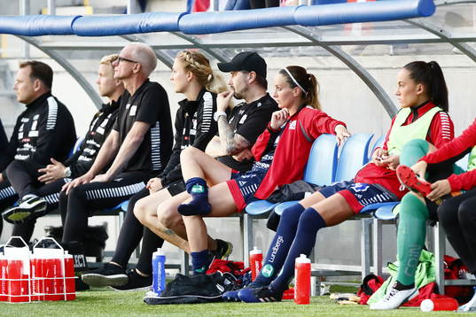 Linköpings Kosovare Asllani på spelarbänken