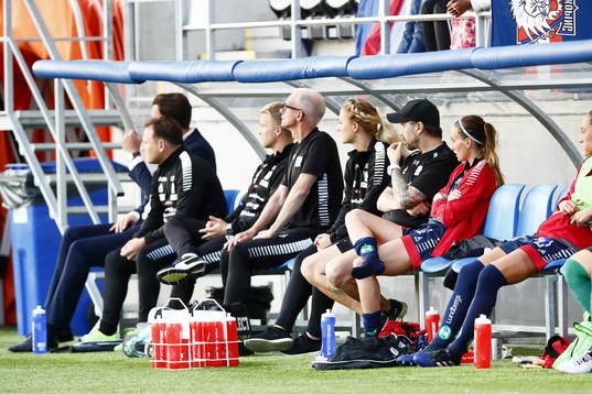 Linköpings Kosovare Asllani på spelarbänken