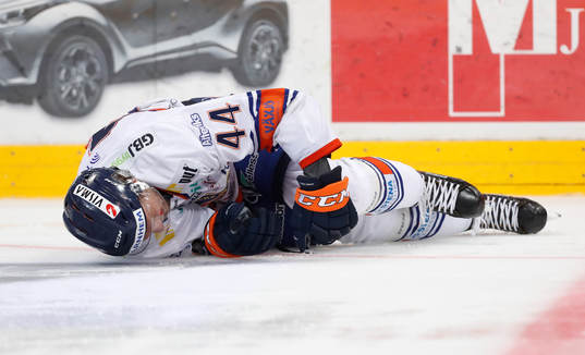 Peter Andersson #44, Växjö Lakers hurt himself