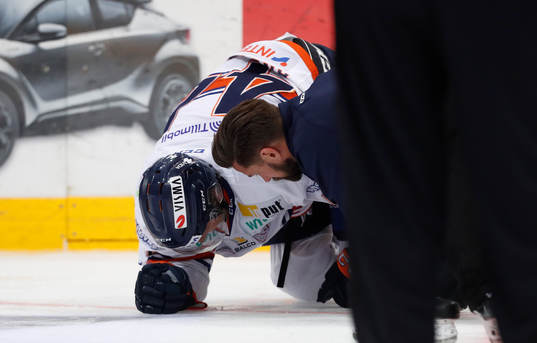 Peter Andersson #44, Växjö Lakers hurt himself