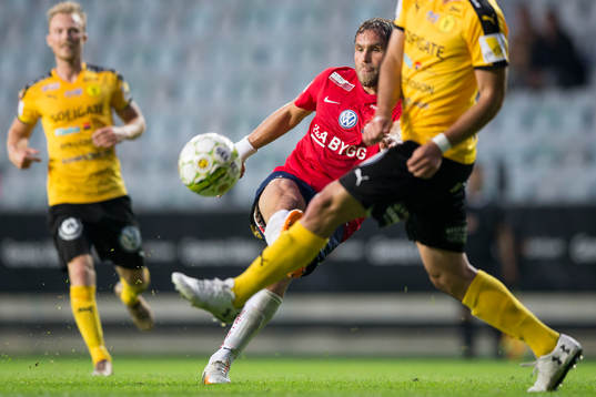 Örgrytes Johan Elmander skjuter ett skott