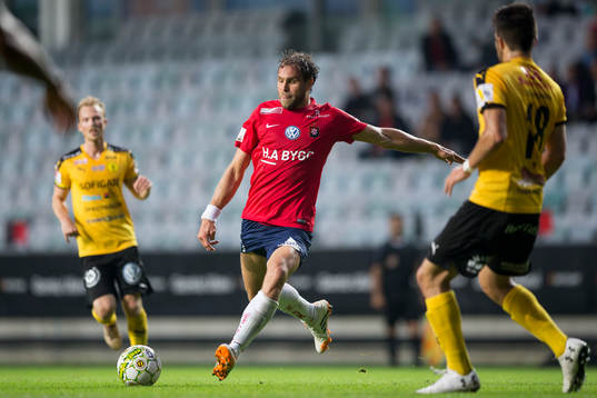Örgrytes Johan Elmander skjuter ett skott