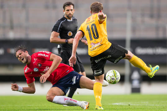 Örgrytes Johan Elmander blir tacklad av Frejs Joakim
