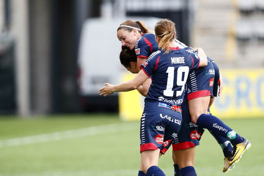 Linköpings Kosovare Asllani och Kristine Minde jublar med
