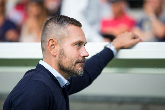 Örgrytes tränare Marcus Lantz innan fotbollsmatchen i