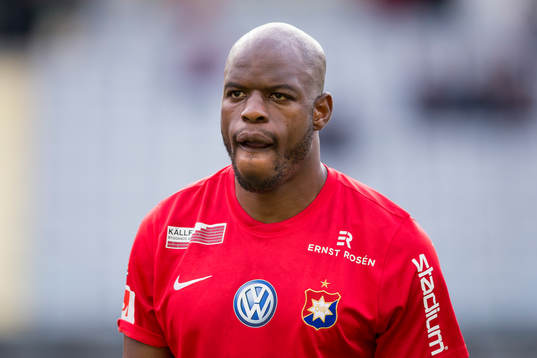 Örgrytes Hakeem Araba  på line up innan fotbollsmatchen i
