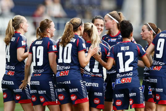 Linköpings Marija Banusic (vänd hitåt) jublar