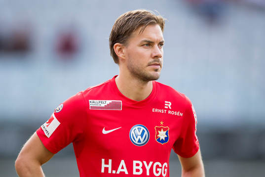 Örgrytes Danny Ervik på line up innan fotbollsmatchen i