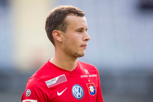 Örgrytes Jacob Ericsson på line up innan fotbollsmatchen
