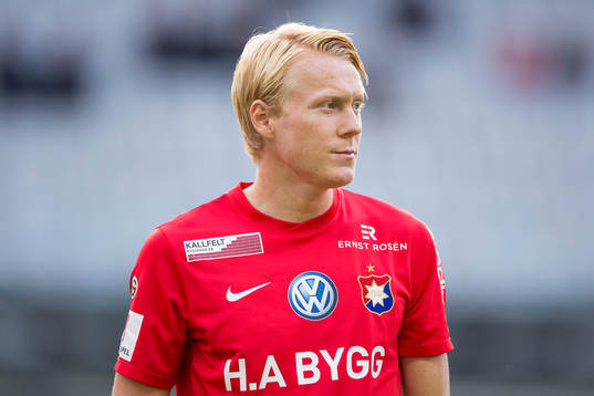 Örgrytes Emil Skogh på line up innan fotbollsmatchen i