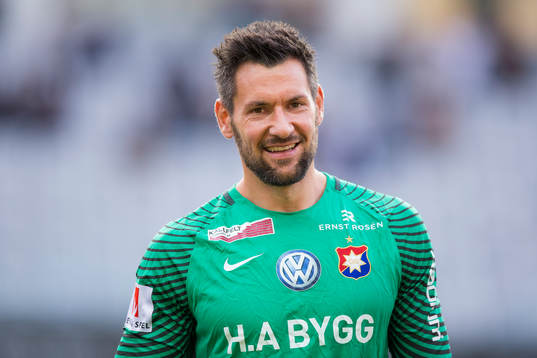 Örgrytes målvakt Stojan Lukic på line up innan